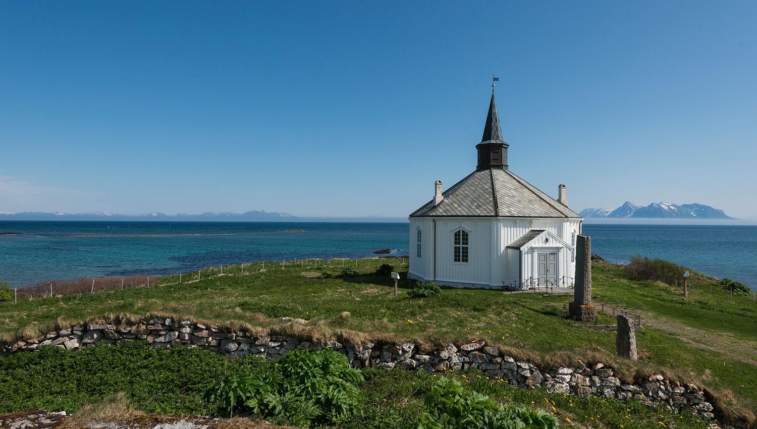 Dverberg kirke ved Andfjorden på østsiden av Andøya.