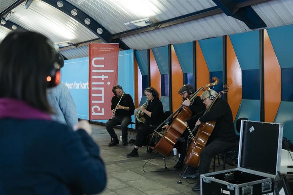 Musicians at Stortinget metro station