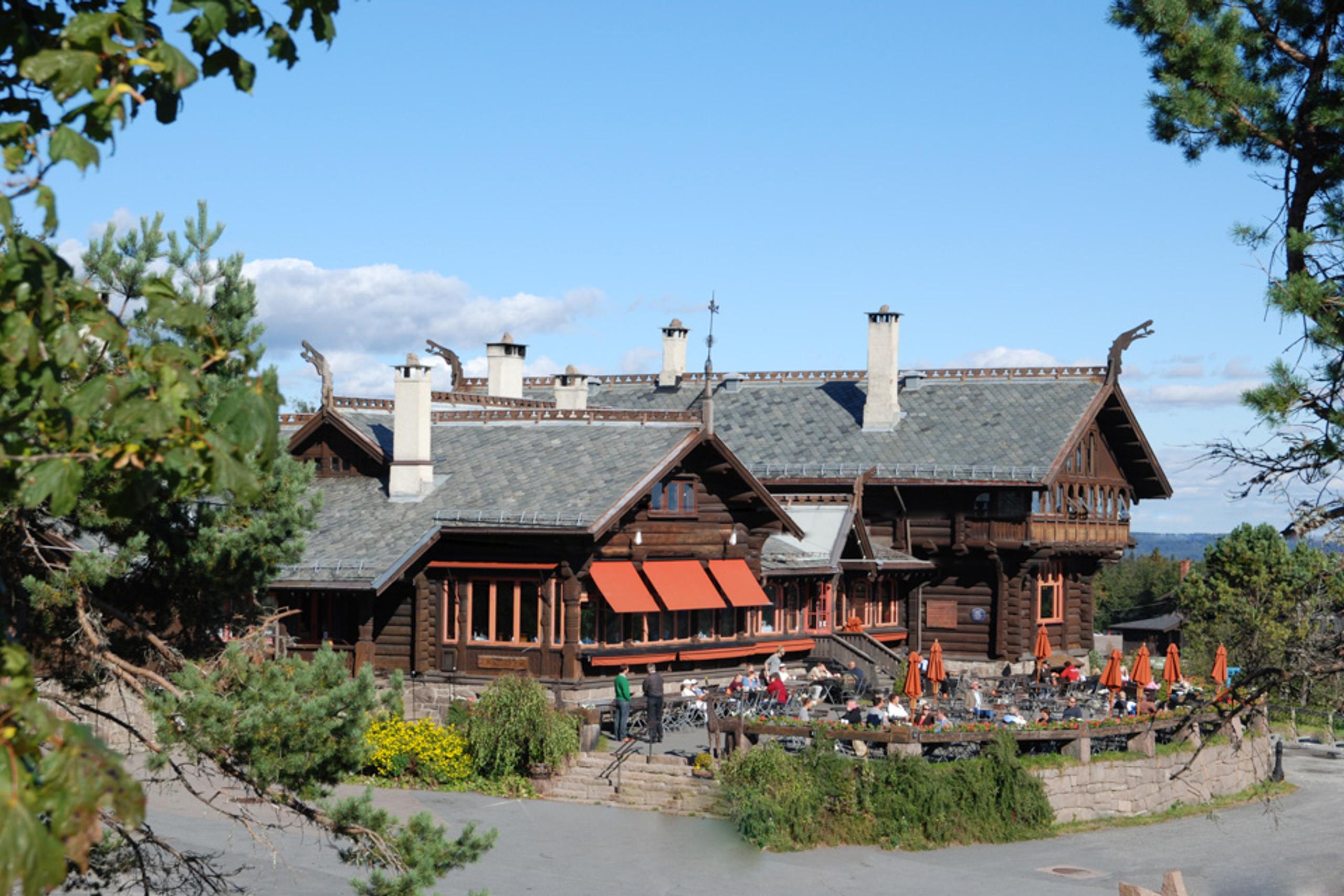 Eksteriør av Frognerseter. Trehus med uteservering.