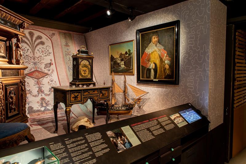 Exhibition displaying historic furniture, paintings, ship models and decorative objects from the early history of Christiania.
