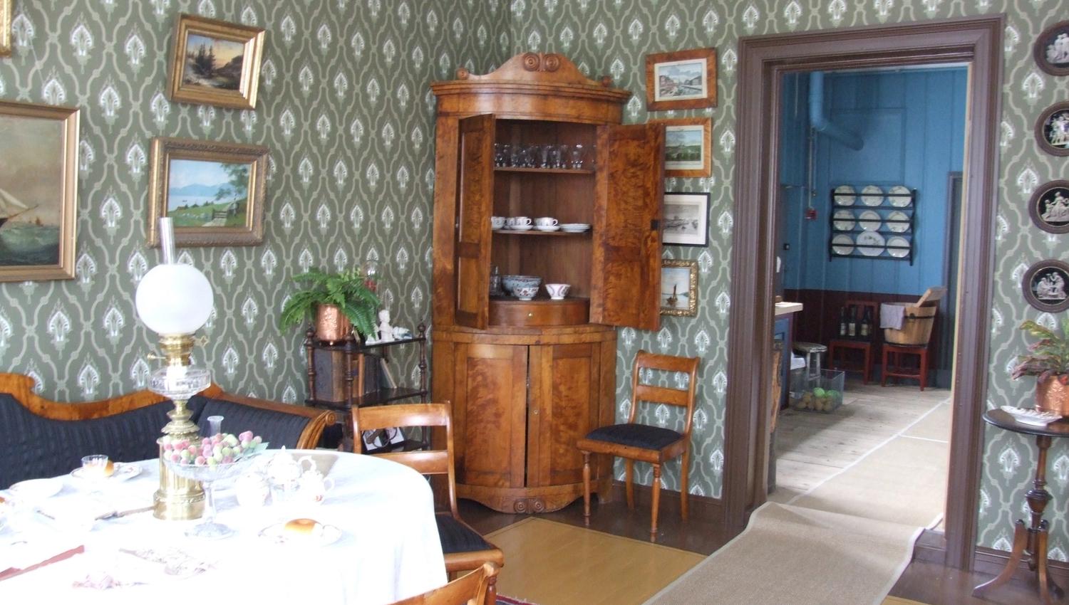 Hva skjer i Brevik - søndagsåpent museum. gammel stue på Brevik bymuseum