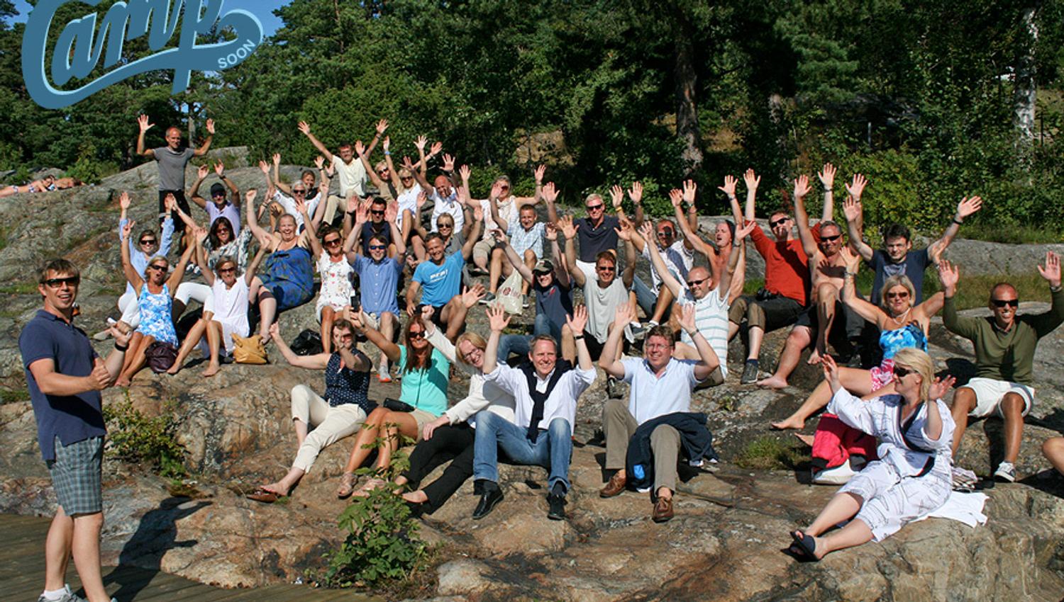 Glad gruppe ved Oslofjorden med CampSoon