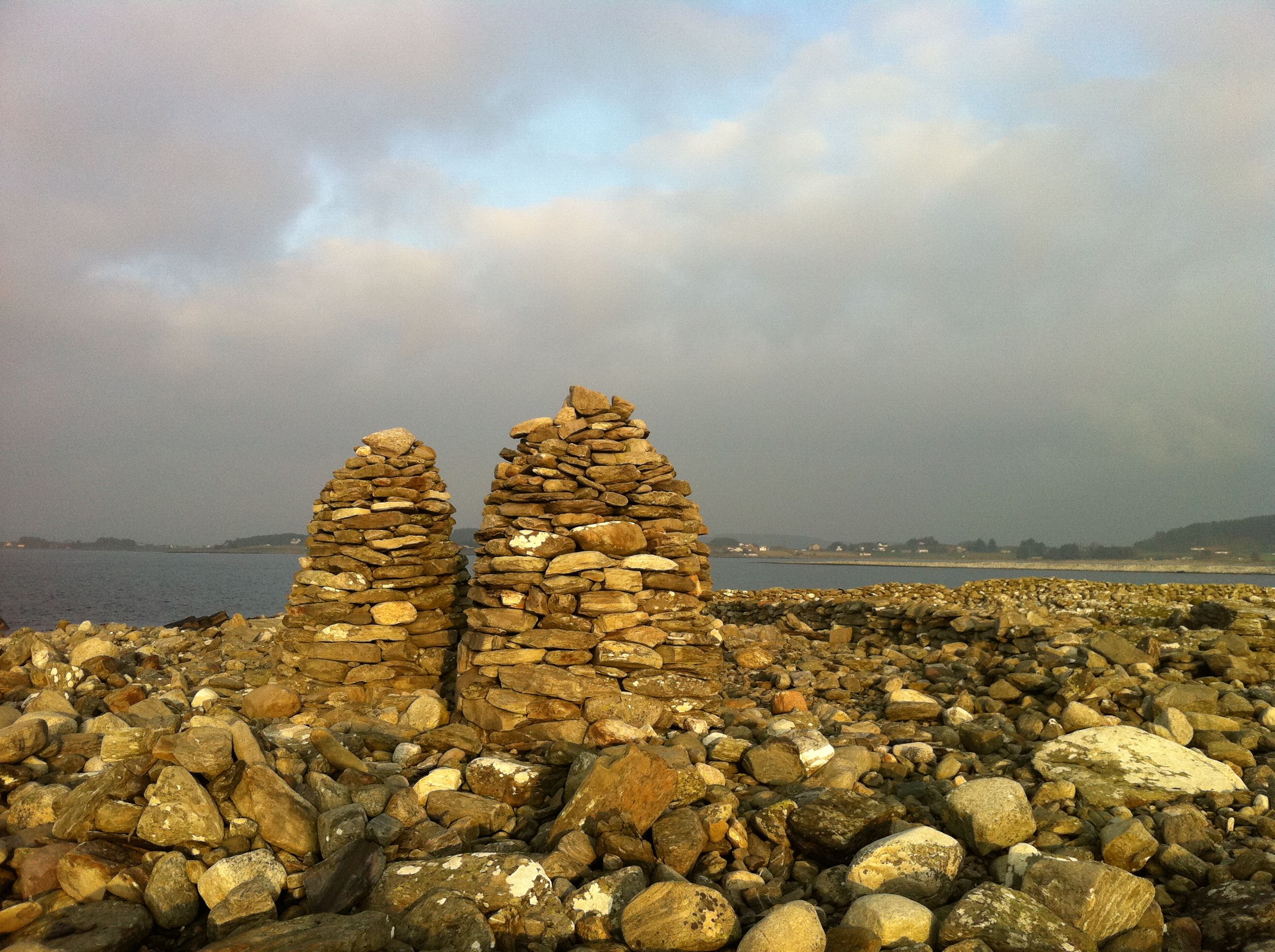 Twin cairns at the far end of Børaunen