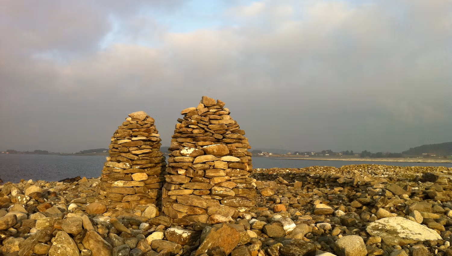 Twin cairns at the far end of Børaunen
