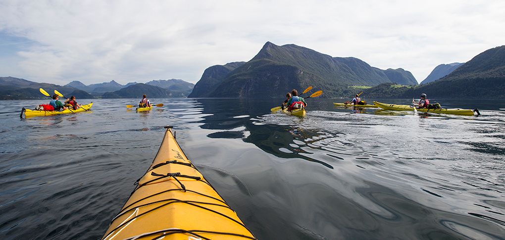 Gruppen padler å vei til Geirangerfjorden.