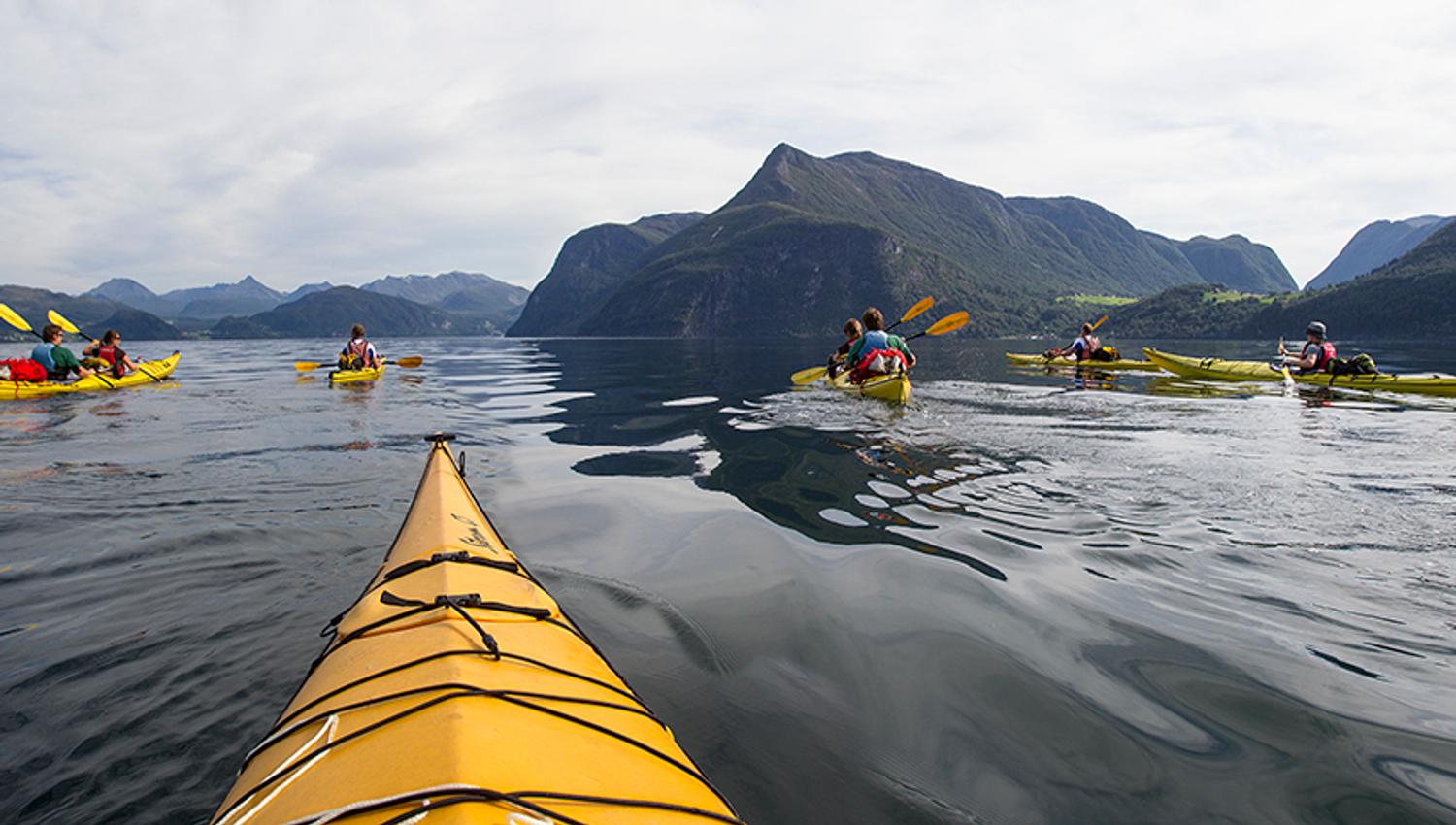 Gruppen padler å vei til Geirangerfjorden.