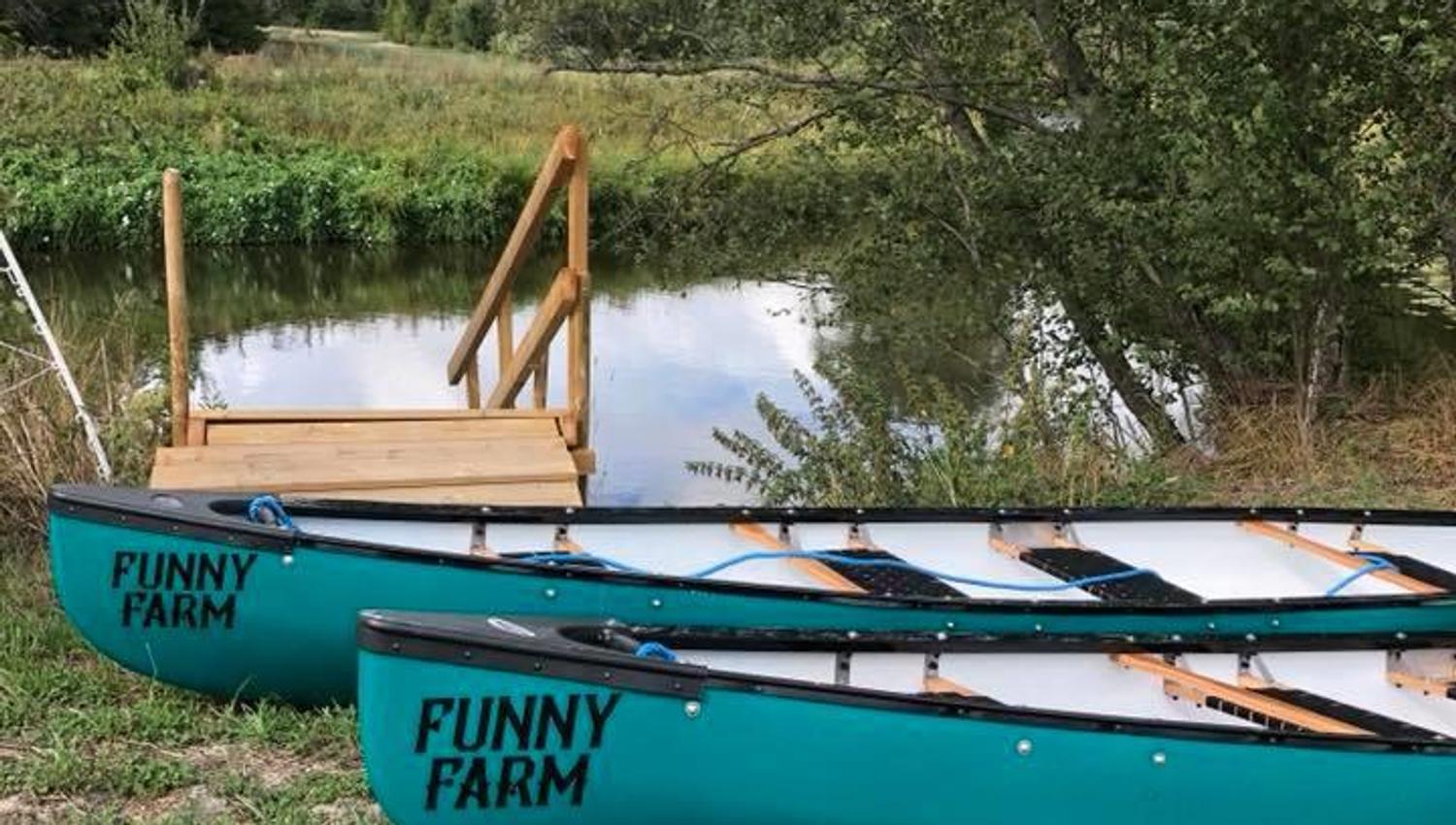 kanoer med logoen til Funny farm