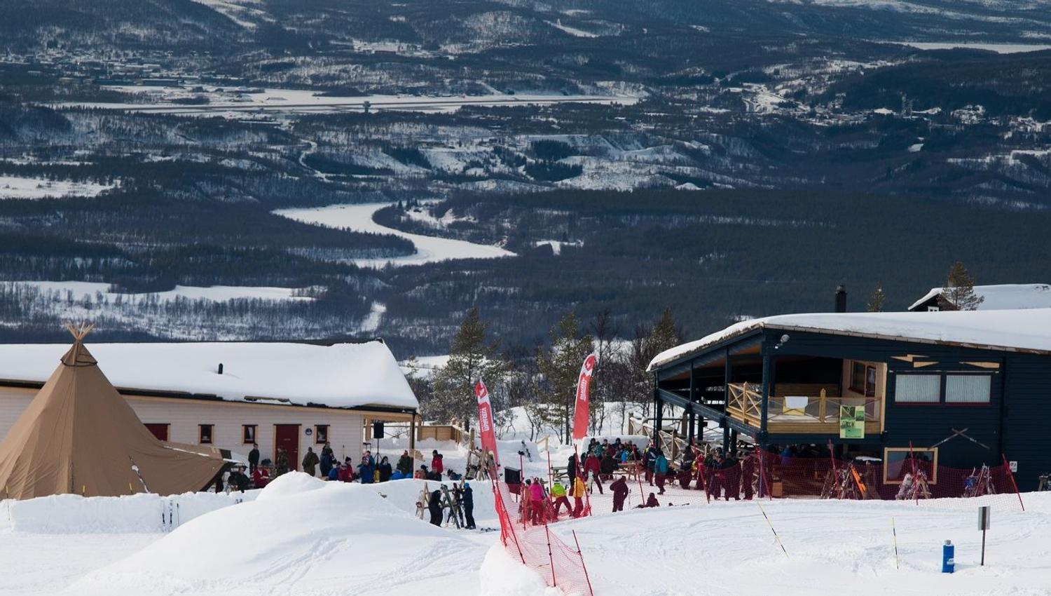 View of the Målselv Fjellandsby and of the mountains behind