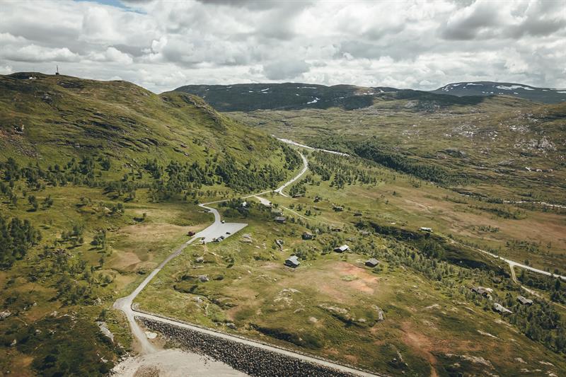A drone photo shot from the dam towards the parkinglot and access road.