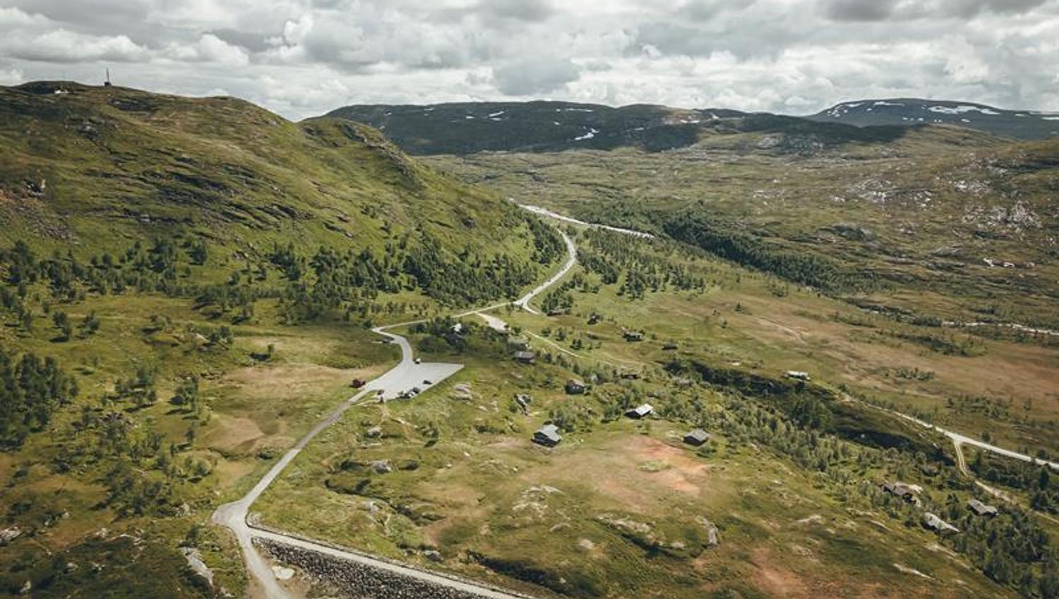 A drone photo shot from the dam towards the parkinglot and access road.