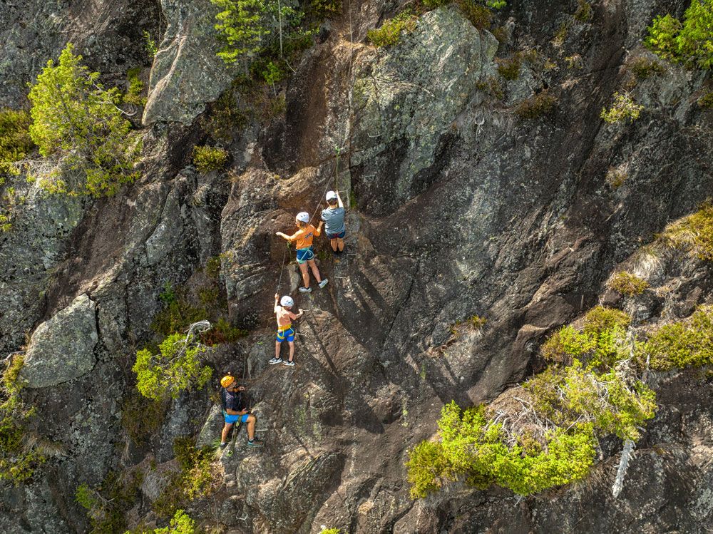 gruppe som klatrer via ferrata på Gautefall
