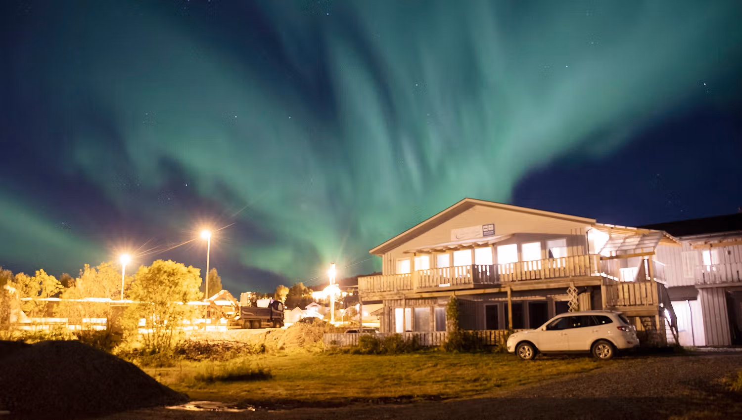 Utsiden av overnattingsstedet under nordlys