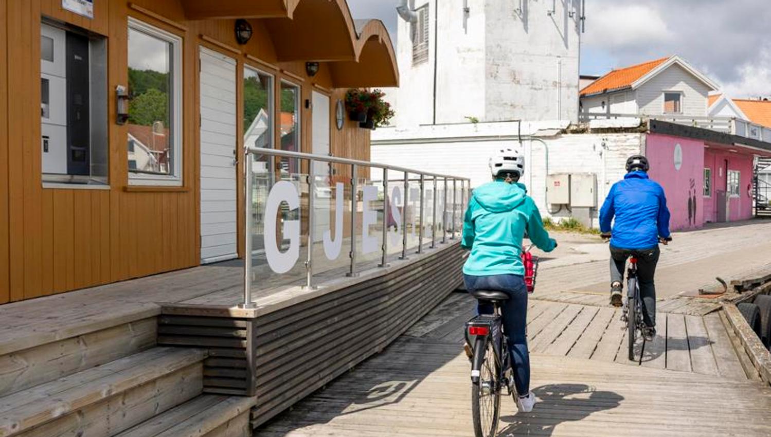 Par som sykler forbi gjestehavna i Mandal