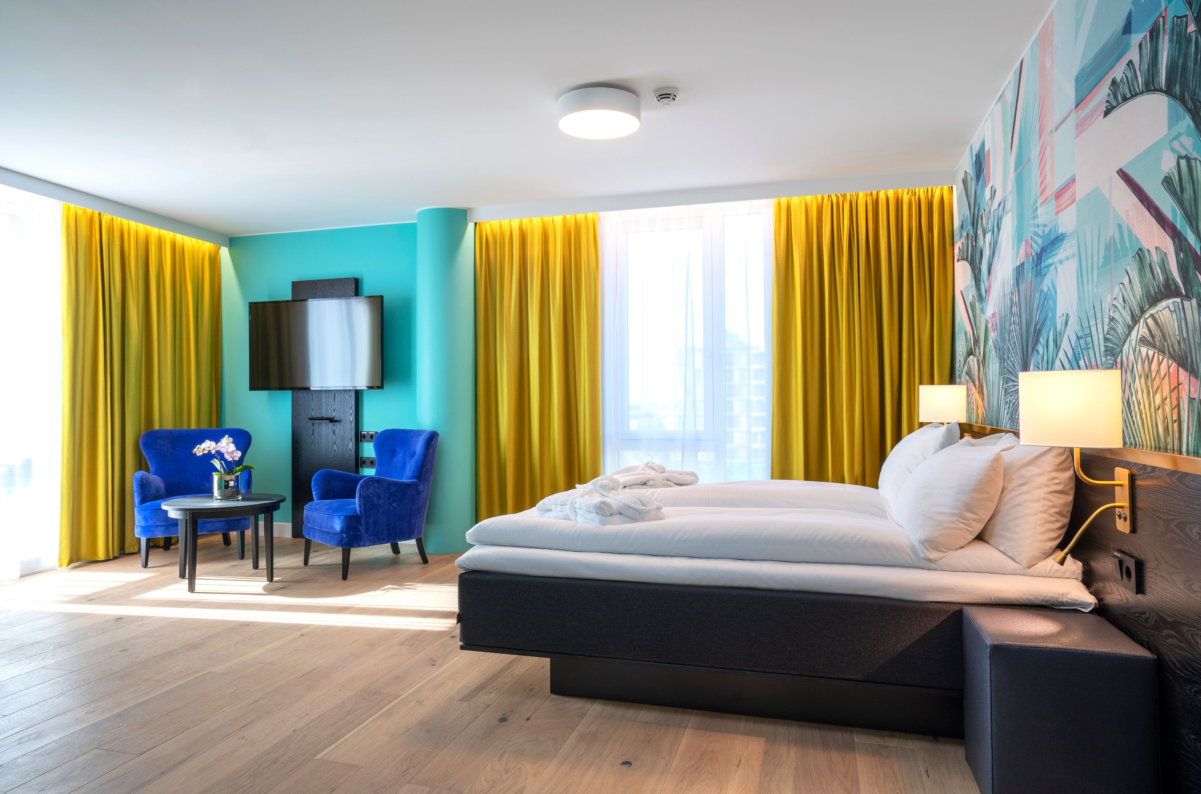 business room with double bed, green walls, yellow curtains. Wooden floor. Thon Hotel Storo, Oslo. Photo