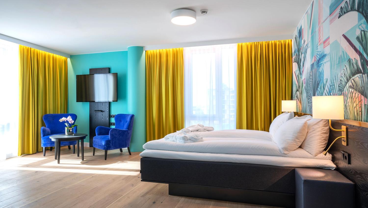 business room with double bed, green walls, yellow curtains. Wooden floor. Thon Hotel Storo, Oslo. Photo
