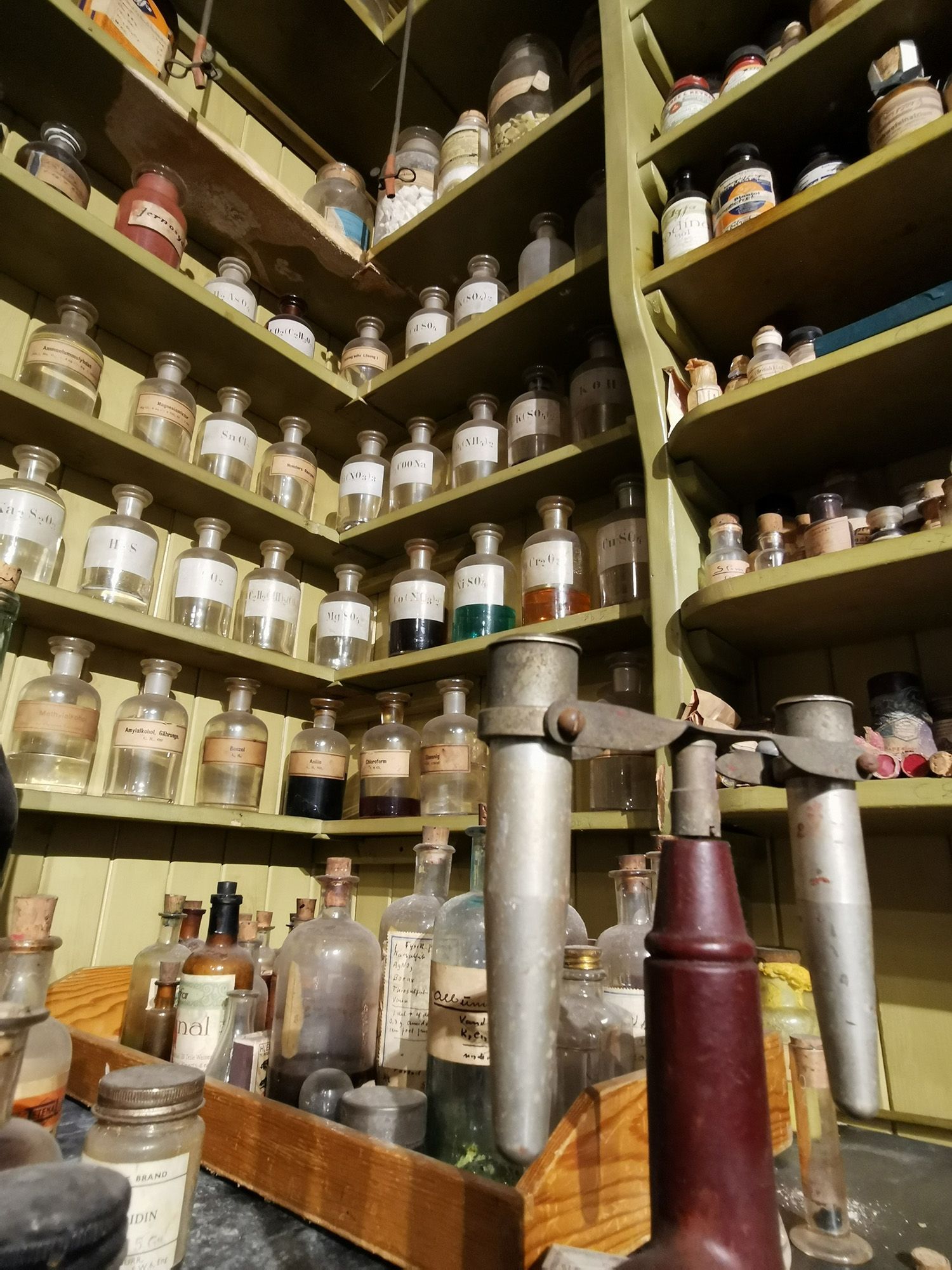 Kjemikalier fra Renbjørs laboratorium.