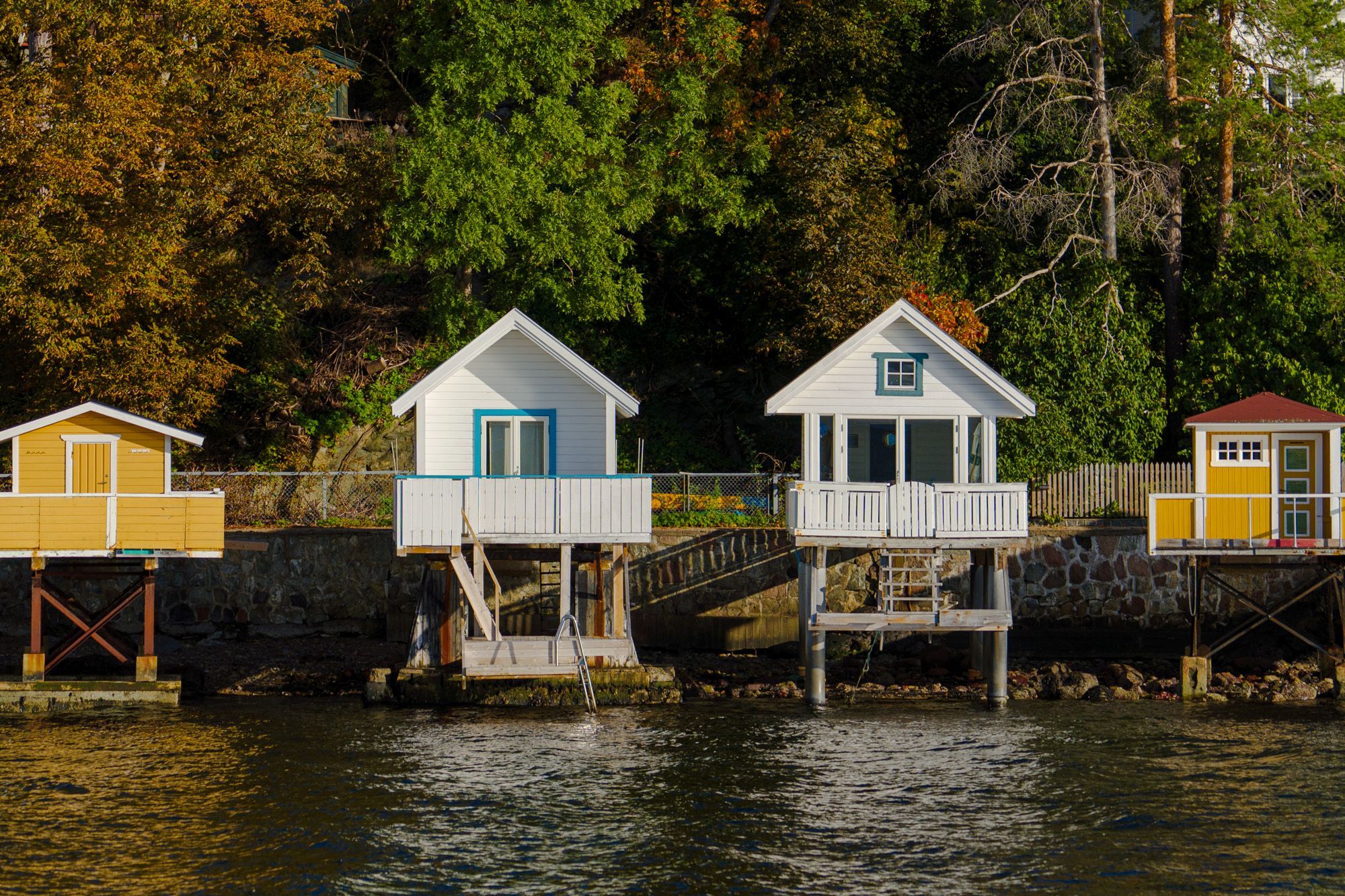 Små badehus ved fjorden