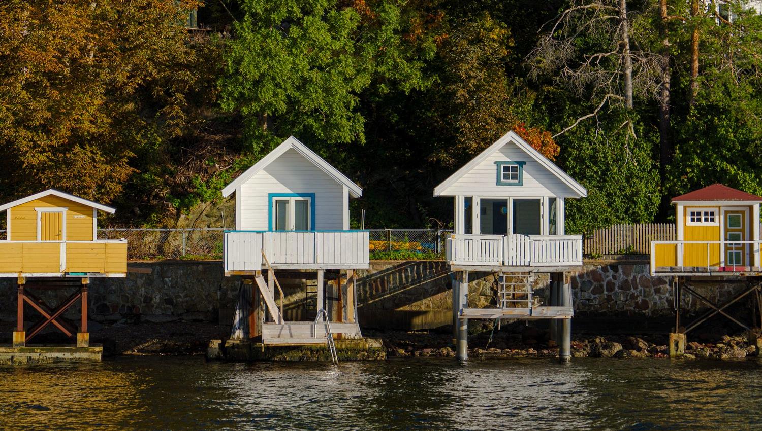 Små badehus ved fjorden