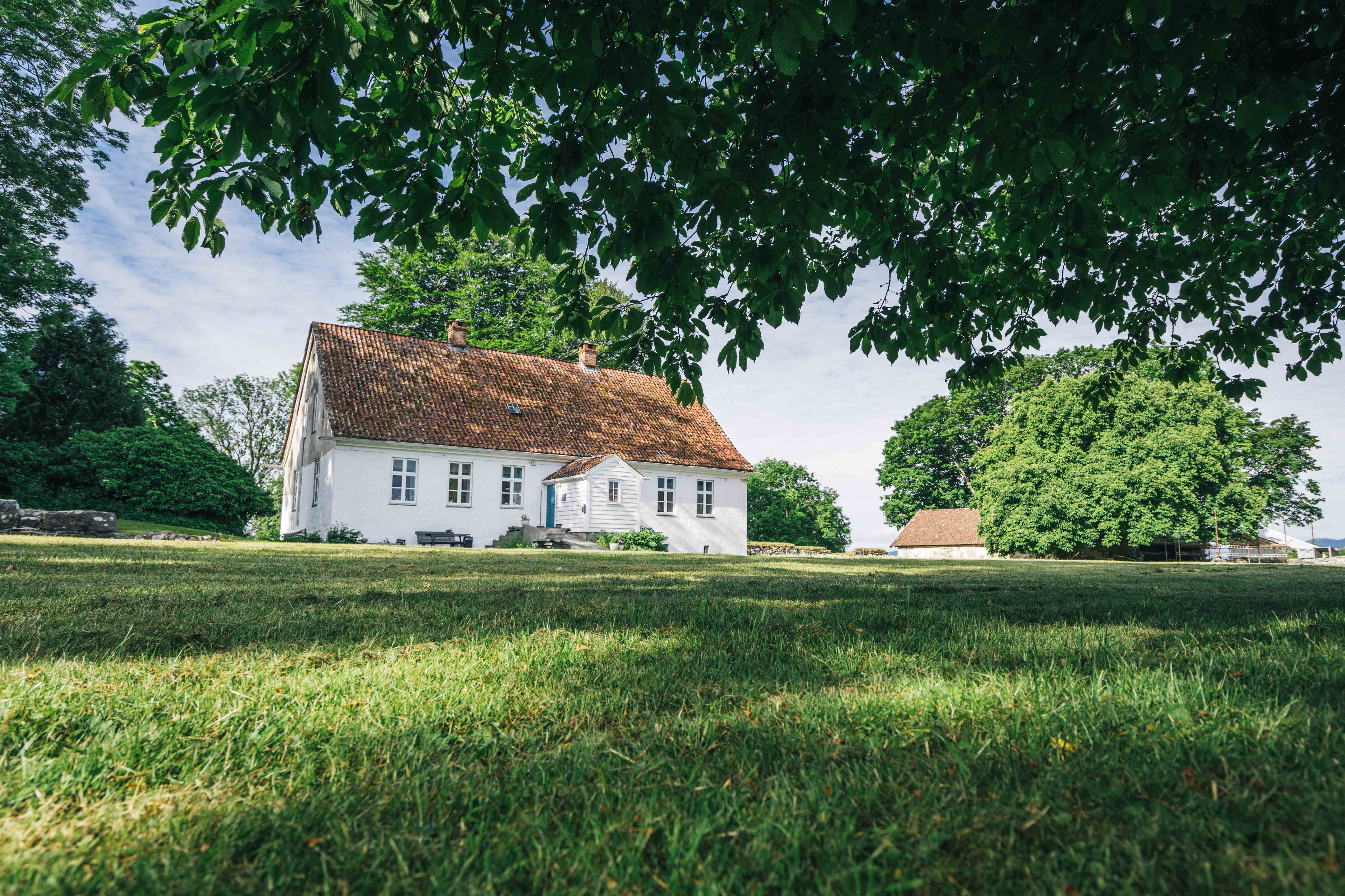 Framsida av Halsnøy Kloster i Hardanger-regionen.