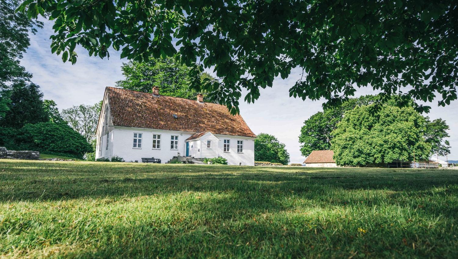 Framsida av Halsnøy Kloster i Hardanger-regionen.
