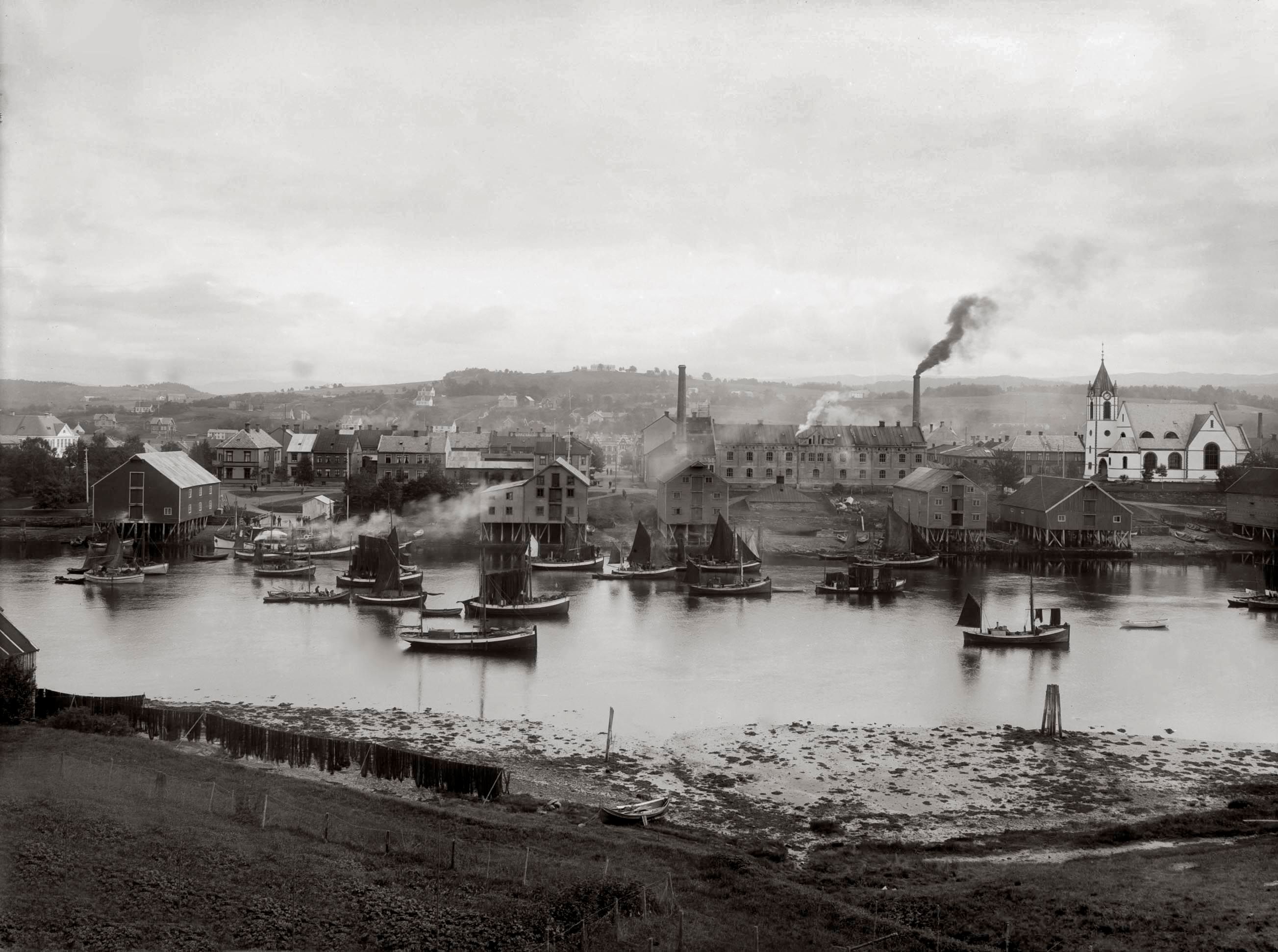 Levanger Fotomuseum - Levanger havn 1915. Foto: Bjerkan.
