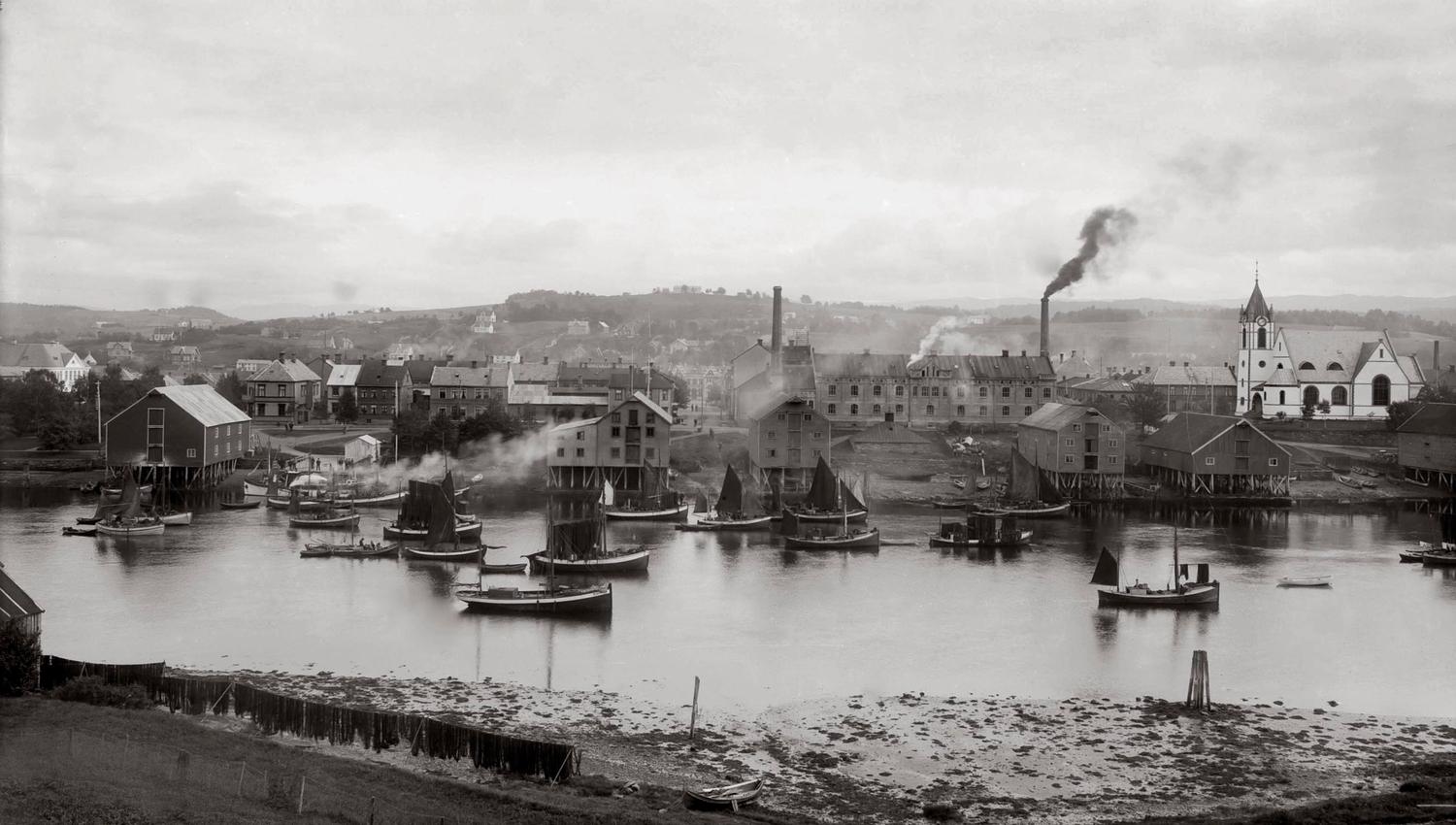 Levanger Fotomuseum - Levanger havn 1915. Foto: Bjerkan.