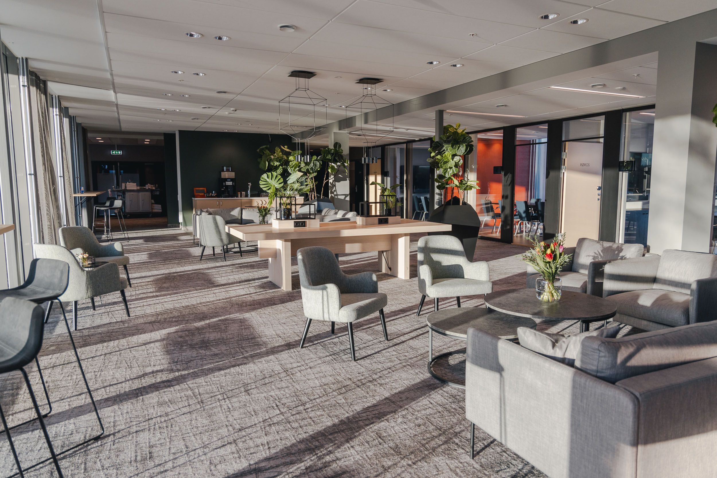 Lounge område med grå stoler og bord