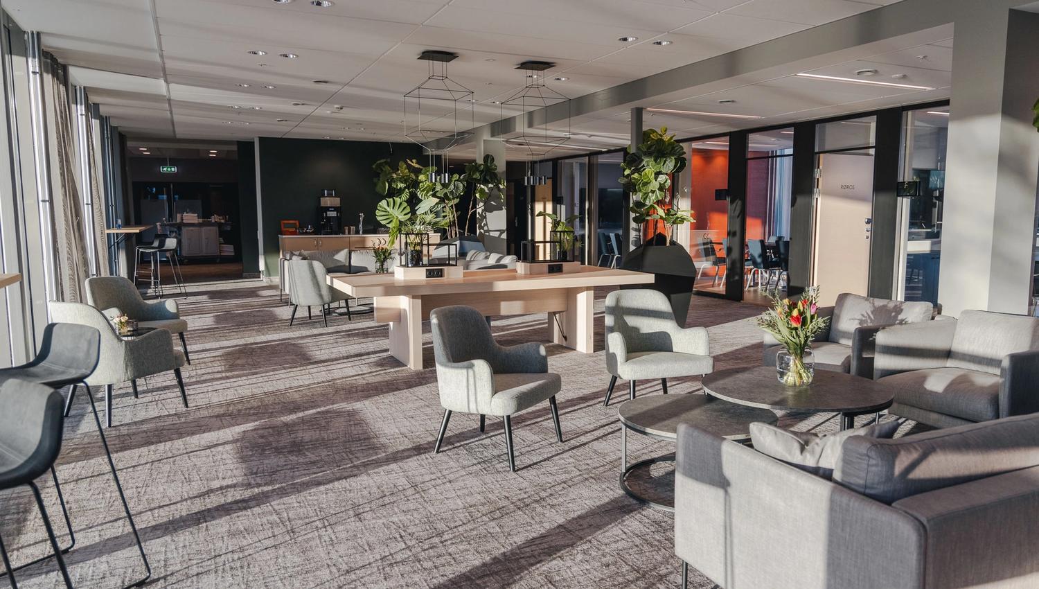 Lounge område med grå stoler og bord