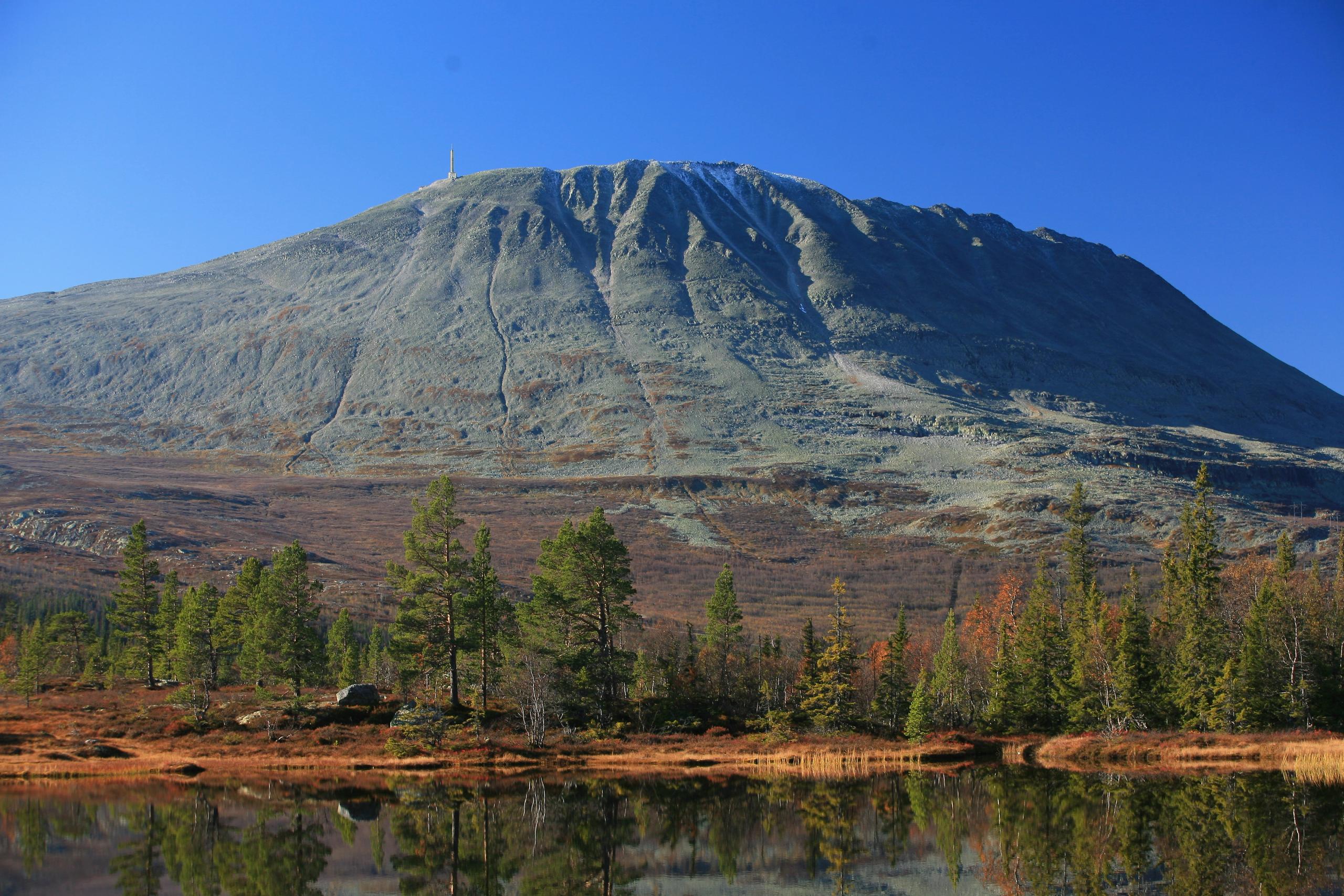 Langefonn ligger rett ved Gaustabanen og stien opp til Gaustatoppen 