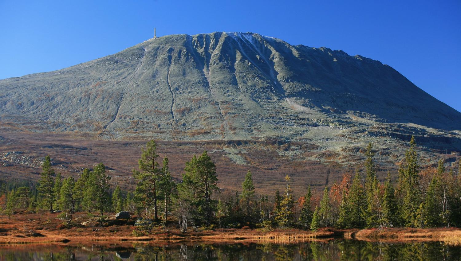 Langefonn ligger rett ved Gaustabanen og stien opp til Gaustatoppen