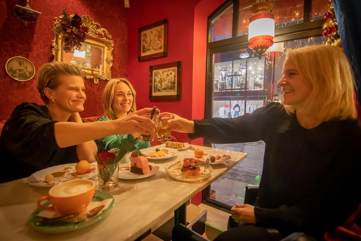 A group is seated around a table at Kai & Mattis Hamar