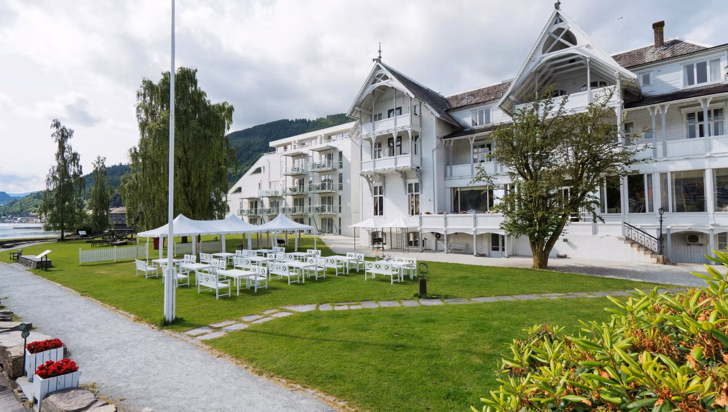 Thon Hotel Sandven – a charming historic hotel with a beautiful garden by the fjord.