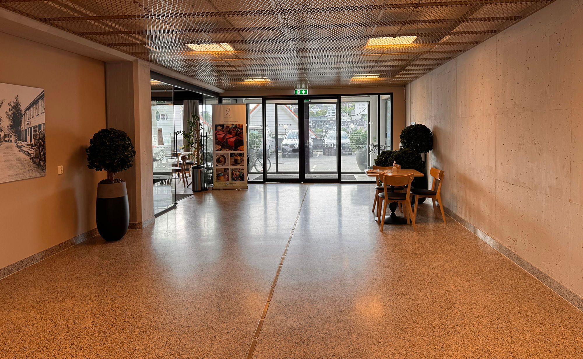 Urt & Ugras ligg i Stord helsepark, med tilgang frå to sider av bygget, Parkering like ved - og lett tilkomst.