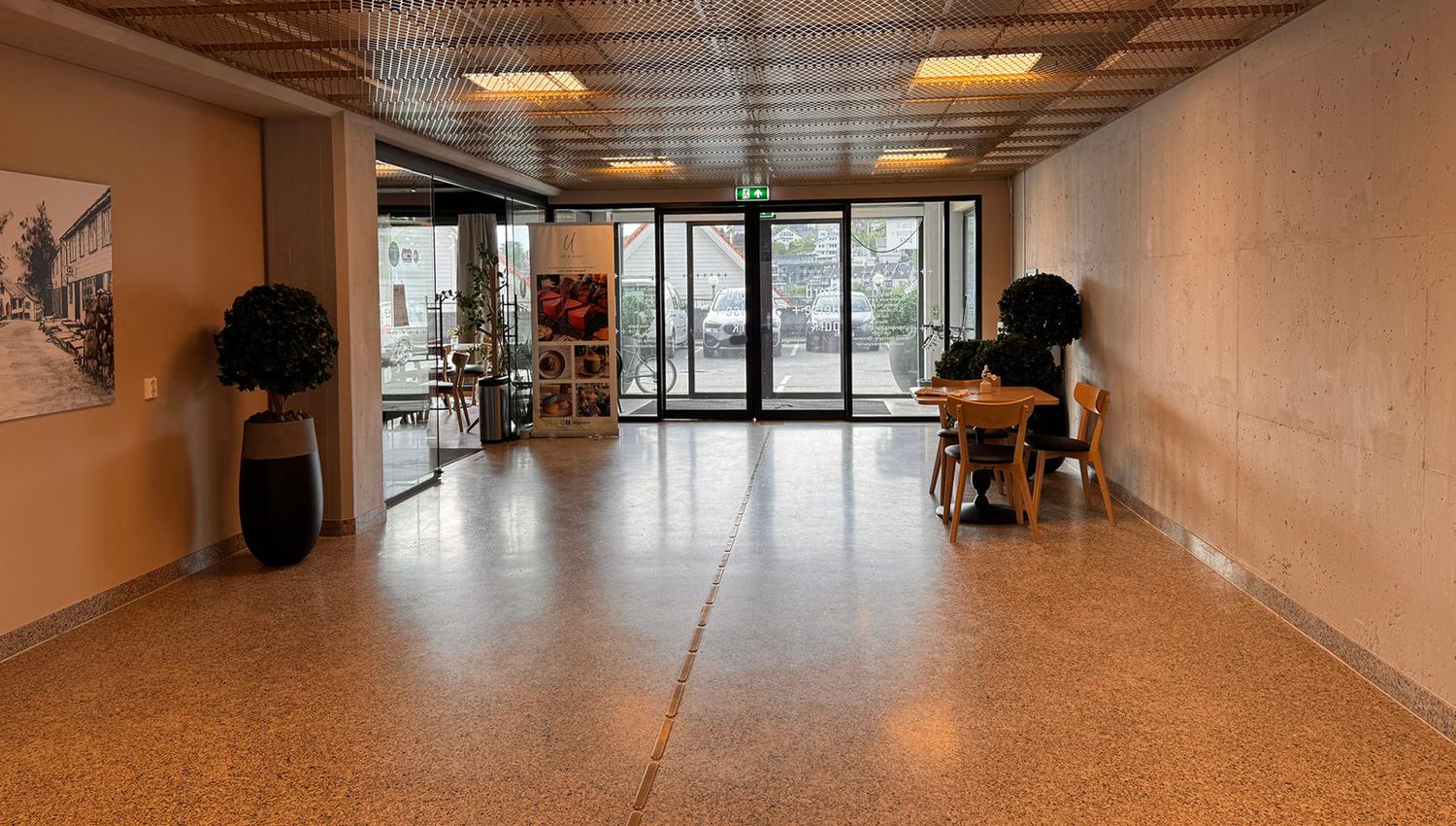 Urt & Ugras ligg i Stord helsepark, med tilgang frå to sider av bygget, Parkering like ved - og lett tilkomst.