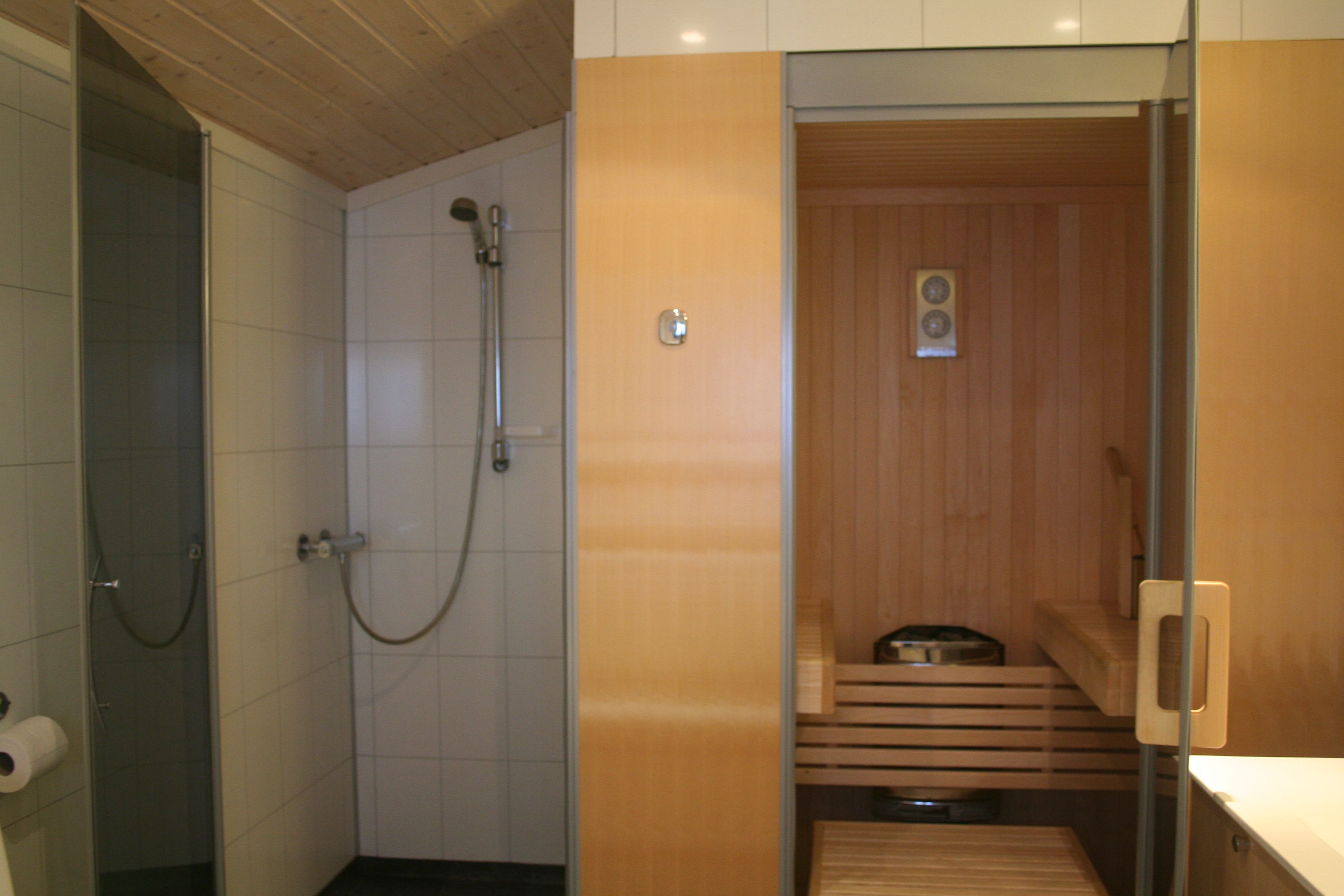 Cabin luxury with a modern shower and sauna – perfect for chilly days in Hardanger.