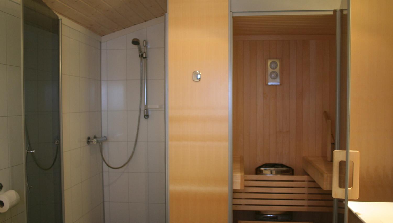 Cabin luxury with a modern shower and sauna – perfect for chilly days in Hardanger.