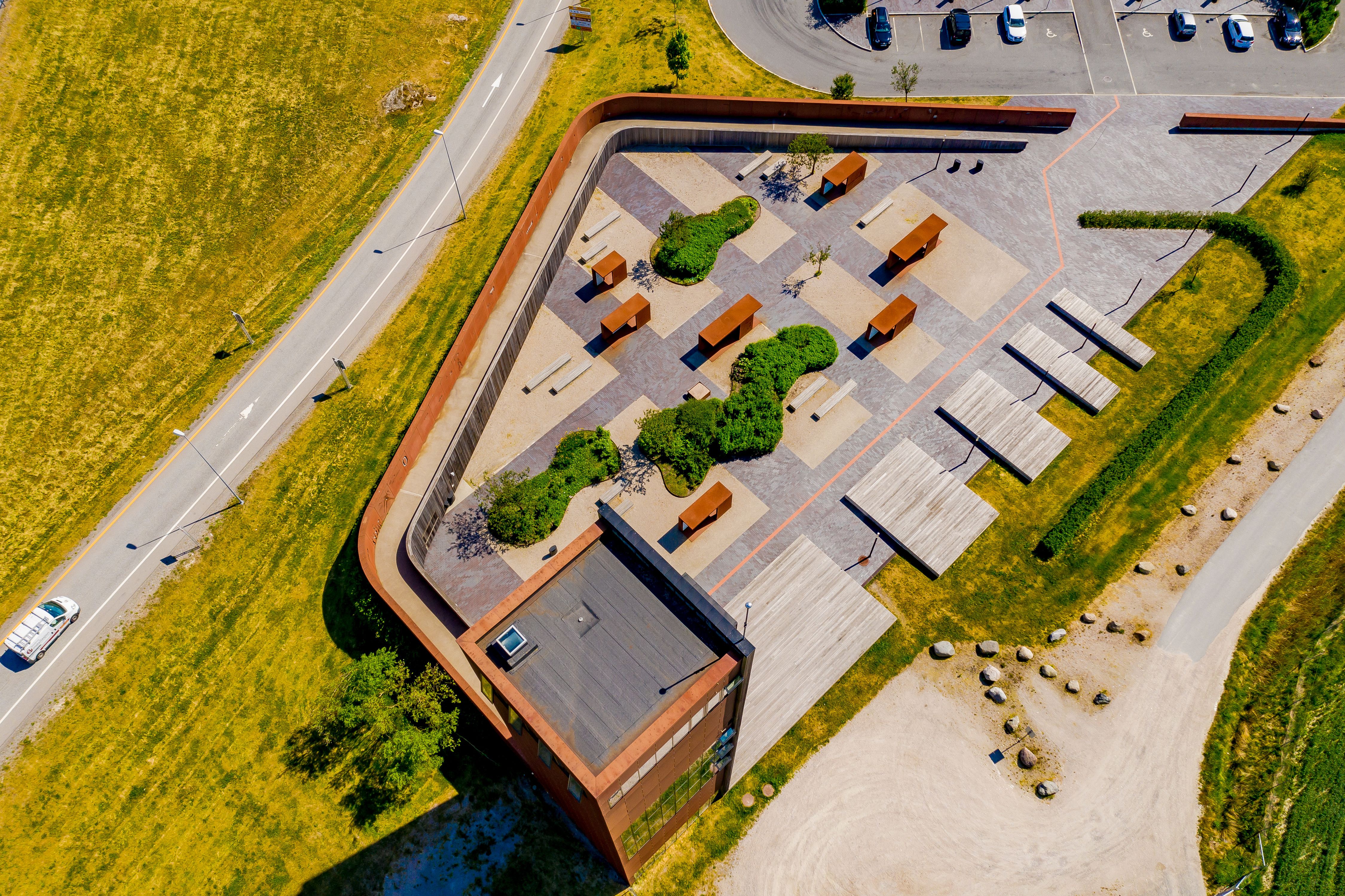 Dronefoto tatt rett over Solbergtårnet, rasteplassen om området rundt. Foto.