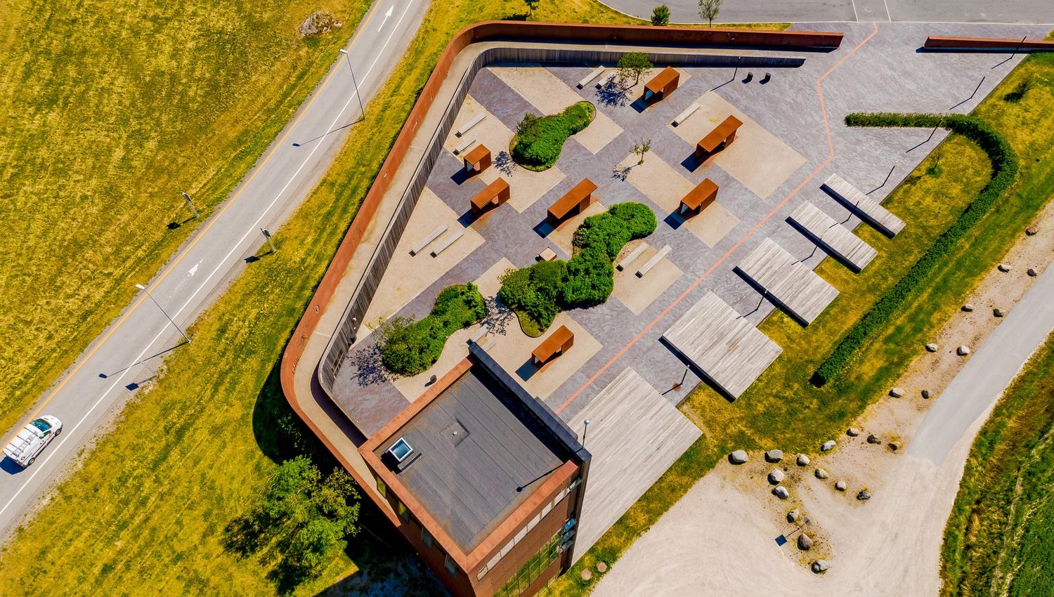 Dronefoto tatt rett over Solbergtårnet, rasteplassen om området rundt. Foto.