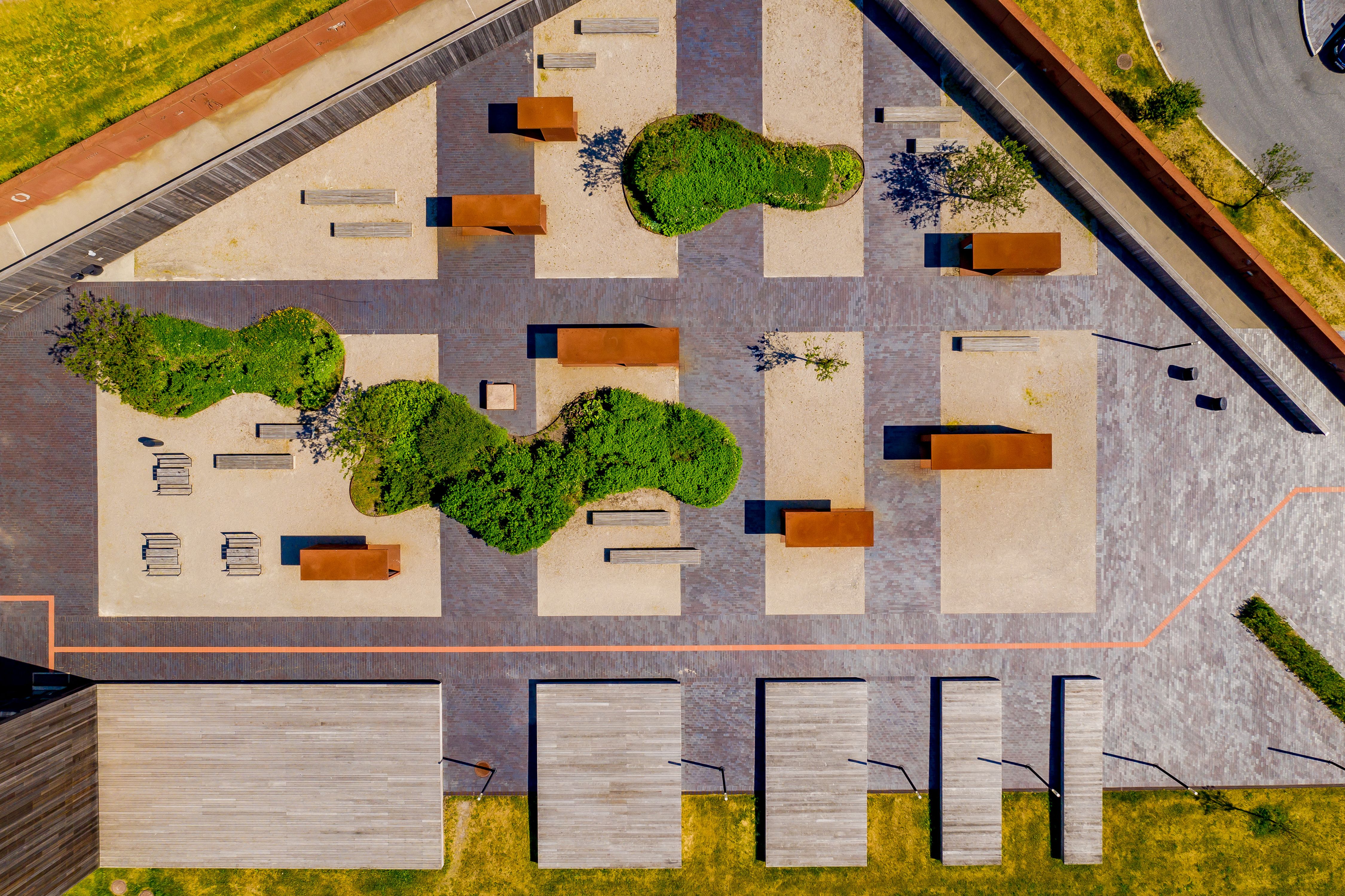 Dronebilde tatt rett over rasteplassen ved Solbergtårnet. Foto.
