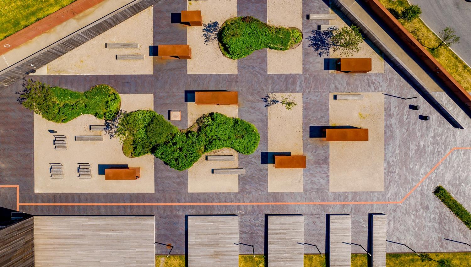 Dronebilde tatt rett over rasteplassen ved Solbergtårnet. Foto.