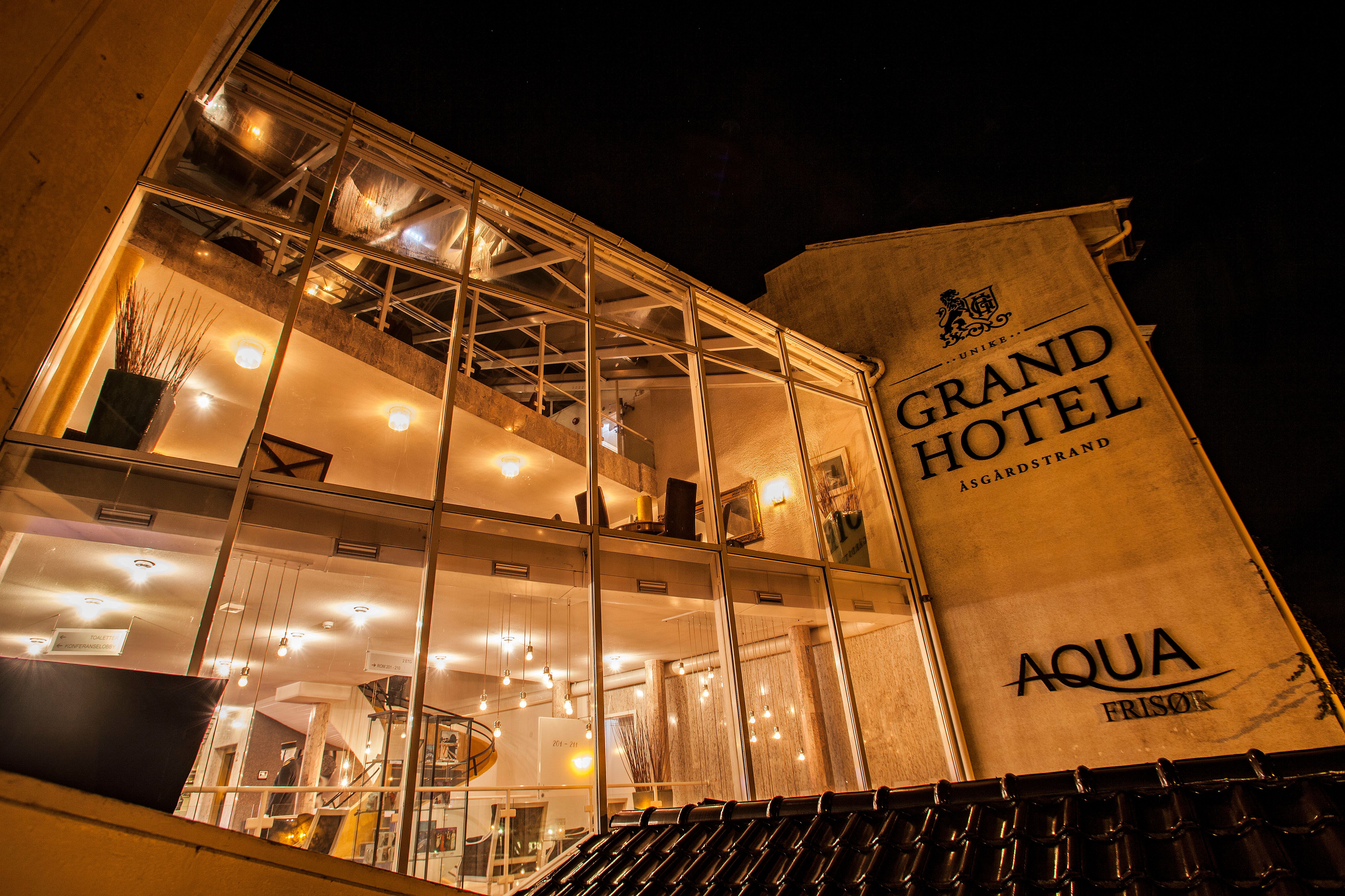 The restaurant in the evening, seen from the outside
