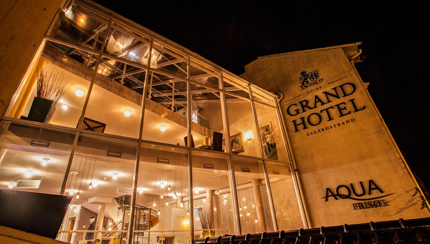 The restaurant in the evening, seen from the outside