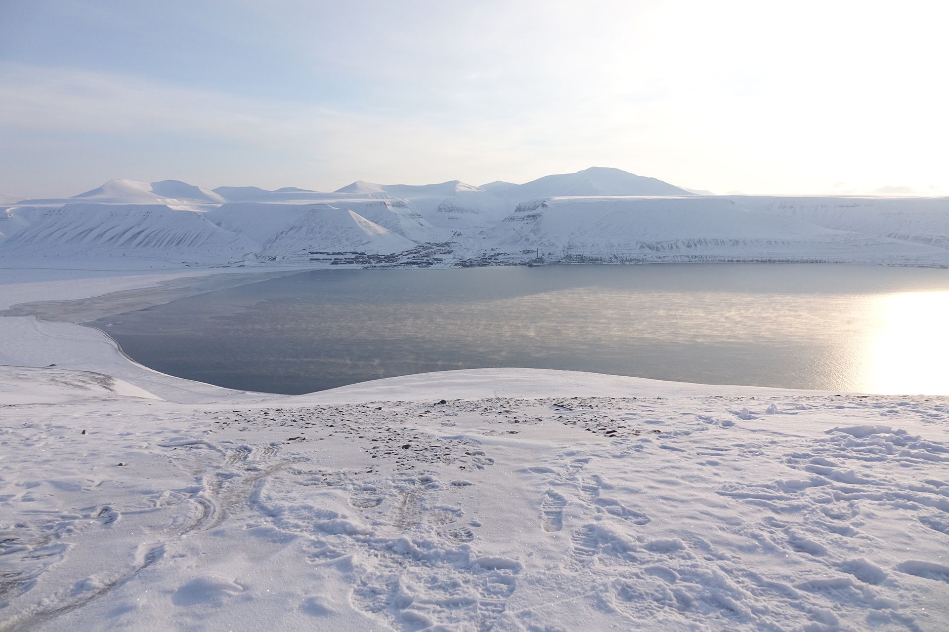Utsikten mot Longyearbyen fra Linken på en lys vinterdag