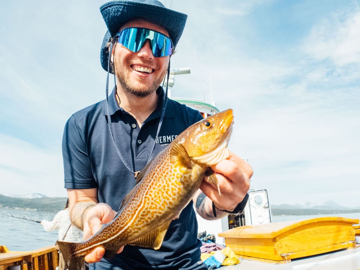 Guide viser frem fanget fisk