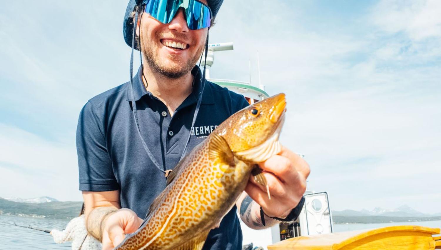 Guide viser frem fanget fisk