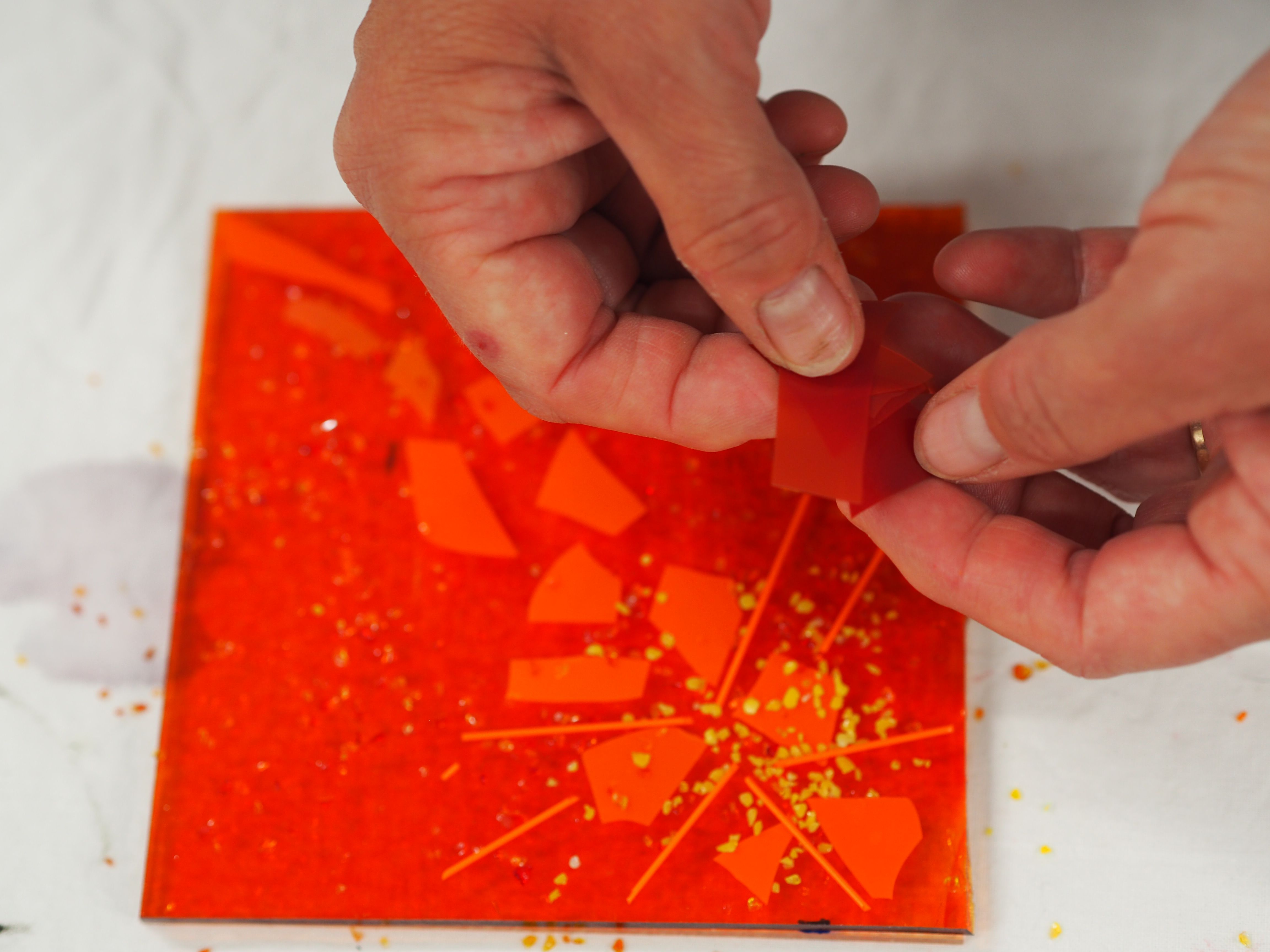 Rød glasskunst og hender, ved Lensmannsgården på Namdalseid