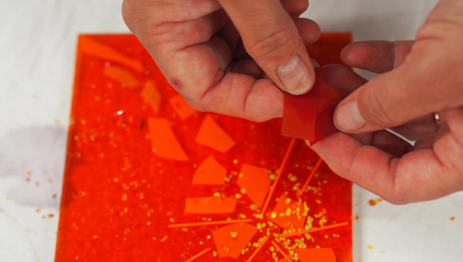 Rød glasskunst og hender, ved Lensmannsgården på Namdalseid