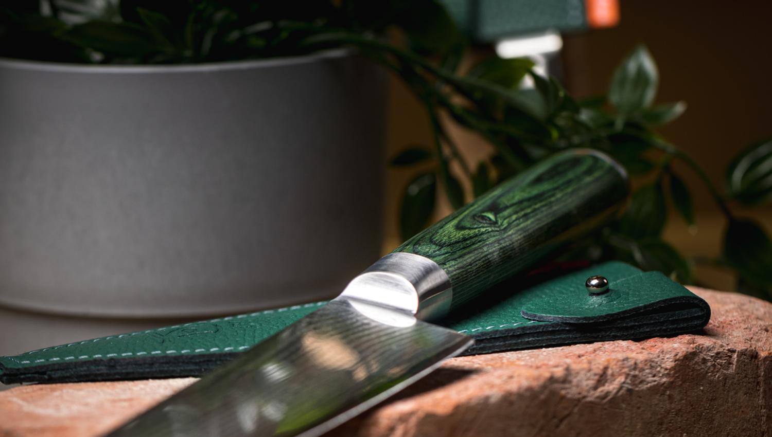 Øyo kitchen knife with a green handle.