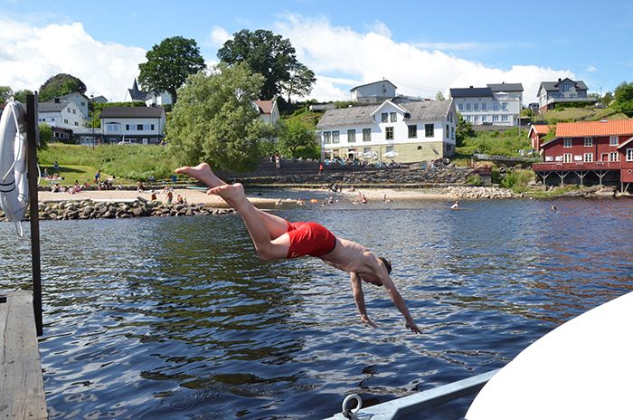 en som stuper fra brygga på Toke, ved badeplassen på Toke Brygge i Drangedal