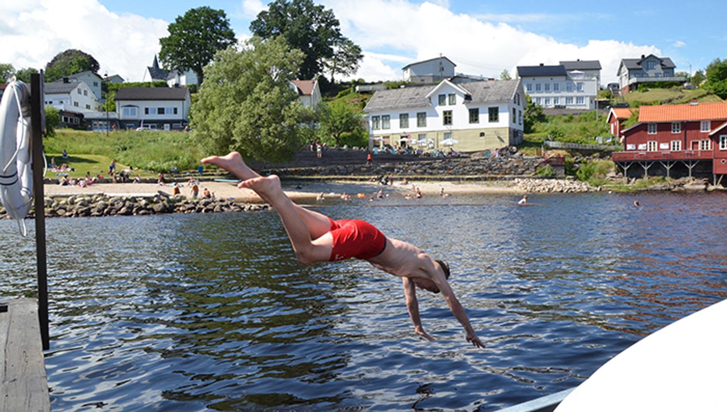en som stuper fra brygga på Toke, ved badeplassen på Toke Brygge i Drangedal